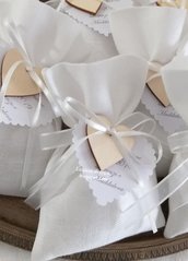 Bomboniere in lino bianco con cuore di legno,sacchettino bomboniera personalizzabile,matrimonio,cresima,comunione,battesimo