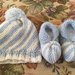 Scarpette e il beretto del neonato da 0 al 6 mesi fatto ai ferri di 100% lana Merino irrestringibile bicolore: