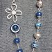 Collana con perle in Blue e accessori in alluminio 