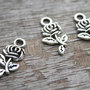 8 charms fiore rosa con stelo 21x10mm