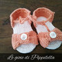 Scarpine sandalini crochet da bambina , con fiocco rosa.