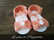 Scarpine sandalini crochet da bambina , con fiocco rosa.