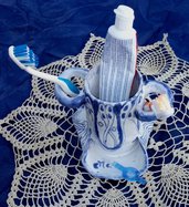 Contenitore per spazzolini dentifricio scovolino o filo interdentale manufatto di maiolica bianco e blu