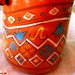 Contenitore cilindrico di ceramica per attrezzi da cucina con testa di cervo e codino dipinto con balze orizzontali