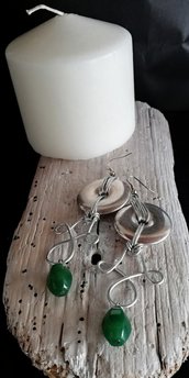 Orecchini pendenti in alluminio color argento con perla verde fatti a mano -Happy Summer-