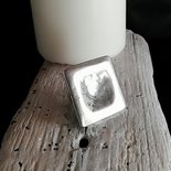 Anello regolabile in zama color argento lavorato, di forma quadrata - Happy Summer- 