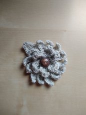 Spilla in lana a uncinetto fiore broche  grigio chiaro fatta a mano 