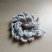 Spilla in lana a uncinetto fiore broche  grigio chiaro fatta a mano 