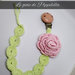 Catenella portaciuccio crochet con rosa e clips di legno, idea regalo.