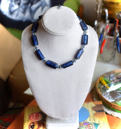 Collana girocollo in perle vetro tipo Murano e perle di cristallo sfaccettato. Collana girocollo in perle vetro tipo Murano e perle di cristallo sfaccettato.
