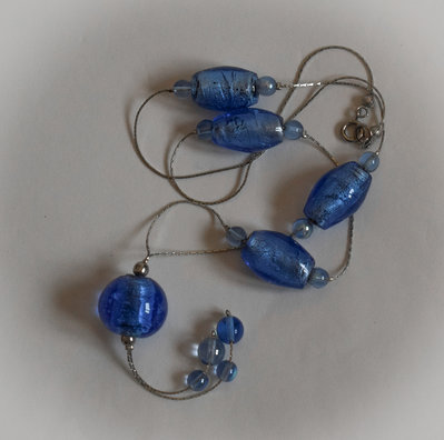 Collana con pendente in perle vetro tipo Murano e perle mezzo cristallo tonde. Collana con pendente in perle vetro tipo Murano e perle mezzo cristallo tonde.