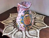 Vasetto in ceramica manufatto in creta semirefrattaria ingobbiata dipinto a mano con stemma e tralci di vite
