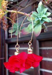 Orecchini con monachelle in ottone e fiori in raso rosso