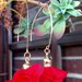 Orecchini con monachelle in ottone e fiori in raso rosso