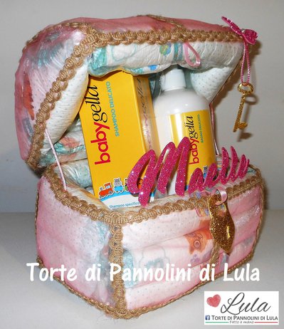 Torta di pannolini SCRIGNO PORTAGIOIE BAULE + PRODOTTO BAGNO idea regalo nascita battesimo baby shower femmina Torta di pannolini SCRIGNO PORTAGIOIE BAULE + PRODOTTO BAGNO idea regalo nascita battesimo baby shower femmina