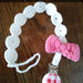 Catenella portaciuccio crochet con fiocco rosa e clips in legno, idea regalo.