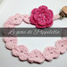 Catenella reggiciuccio crochet con cuori rosa e fiore fuxsia.