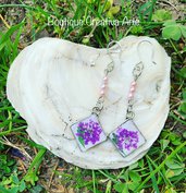 Orecchini a pendente in resina con fiori veri viola