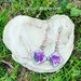 Orecchini a pendente in resina con fiori veri viola