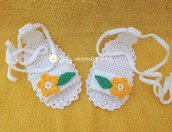 Sandali bianchi per neonata, con margherita gialla, allacciate alla caviglia da un cordoncino, 100% cotone italiano. 