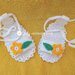 Sandali bianchi per neonata, con margherita gialla, allacciate alla caviglia da un cordoncino, 100% cotone italiano. 
