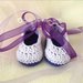 Scarpine a ballerina per neonata, viola e con nastrino in organza alla caviglia, realizzate in lana 100% italiana