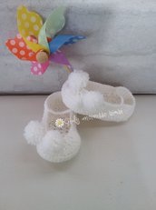 Scarpine a ballerina per neonata, bianche con pon pon, sono realizzate in lana 100% italiana