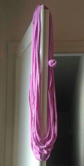 Collana lunga multifilo fettuccia di lycra con rosa
