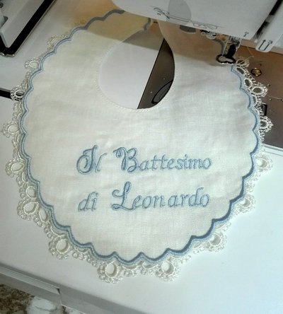 Bavaglino in lino per Battesimo personalizzato. Bavaglino in lino per Battesimo personalizzato.