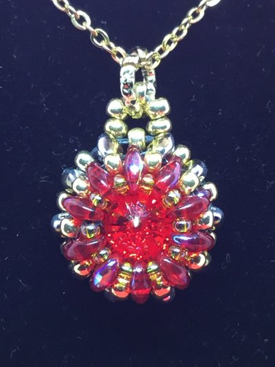 Ciondolo Swarovski “Scarlet” 12mm incastonato a mano Ciondolo Swarovski “Scarlet” 12mm incastonato a mano