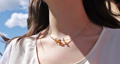 Quarzo rutilato dorato e ambra messicana, collier minimalista chiaro, collana minimal girocollo ragazza, collana pietre dure alta qualità. Quarzo rutilato dorato e ambra messicana, collier minimalista chiaro, collana minimal girocollo ragazza, collana pietre dure alta qualità.