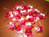 fiorellini lavorati all'uncinetto di cotone