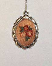 Collana color argento con cameo ricamato a mano con piccole rose su seta