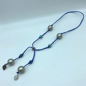 Collana lunga con fettuccia blu e perle, regolabile, fatta a mano