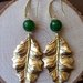 Orecchini pendenti con perni in ottone, foglie in zama dorata e pietre dure (agate) verdi