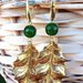 Orecchini pendenti con perni in ottone, foglie in zama dorata e pietre dure (agate) verdi