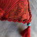 Cuscino rosso con nappine "Boho"