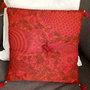 Cuscino rosso con nappine "Boho"