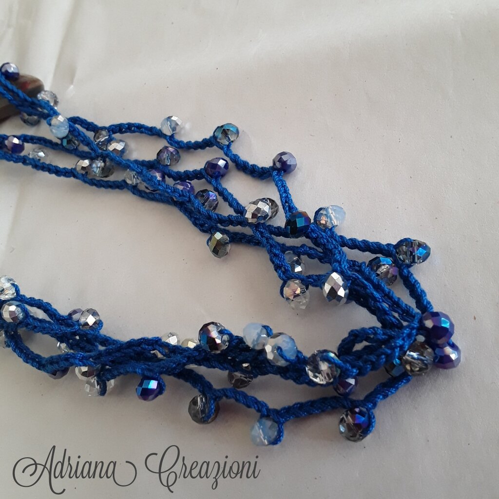 Collana lunga multifilo a catena con pietre in acrilico e vetro multi