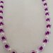 Originale collana realizzata a mano con perle trasparenti con interno viola,  alternata da perle bianche.