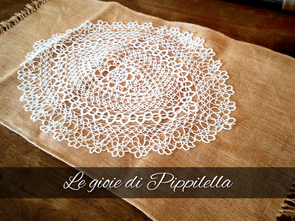 Runner da tavola in lino ricamato con nappe, decorazione rustica da
