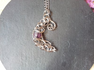 Ciondolo wire a forma di luna piccola con ametista Ciondolo wire a forma di luna piccola con ametista