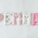 Pesci, cuori e fiocchi per decorare la cameretta di Emma con il suo nome in stoffa imbottito sulle tonalità del rosa: un'idea regalo originale e personalizzata per la sua nascita o compleanno