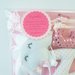 Irene: lettere di stoffa rosa e nuvolette in feltro come idea regalo per il suo compleanno