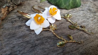 Orecchini narcisi pendenti dorati fiori modellati a mano in pasta polimerica fimo Orecchini narcisi pendenti dorati fiori modellati a mano in pasta polimerica fimo