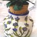 Piccolo vaso di ceramica porta aromi, forato intorno con tappo in sughero e fiocco verde
