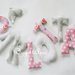 Una romantica ghirlanda rosa per decorare la cameretta di Carlotta con il suo nome: un'idea regalo originale per personalizzare la sua stanza