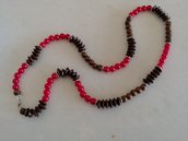 Collana bicolore con perle smaltate color roso lampone e perle di legno