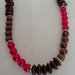 Collana bicolore con perle smaltate color roso lampone e perle di legno