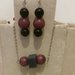  orecchini e collana in resina colorata con ombretti
